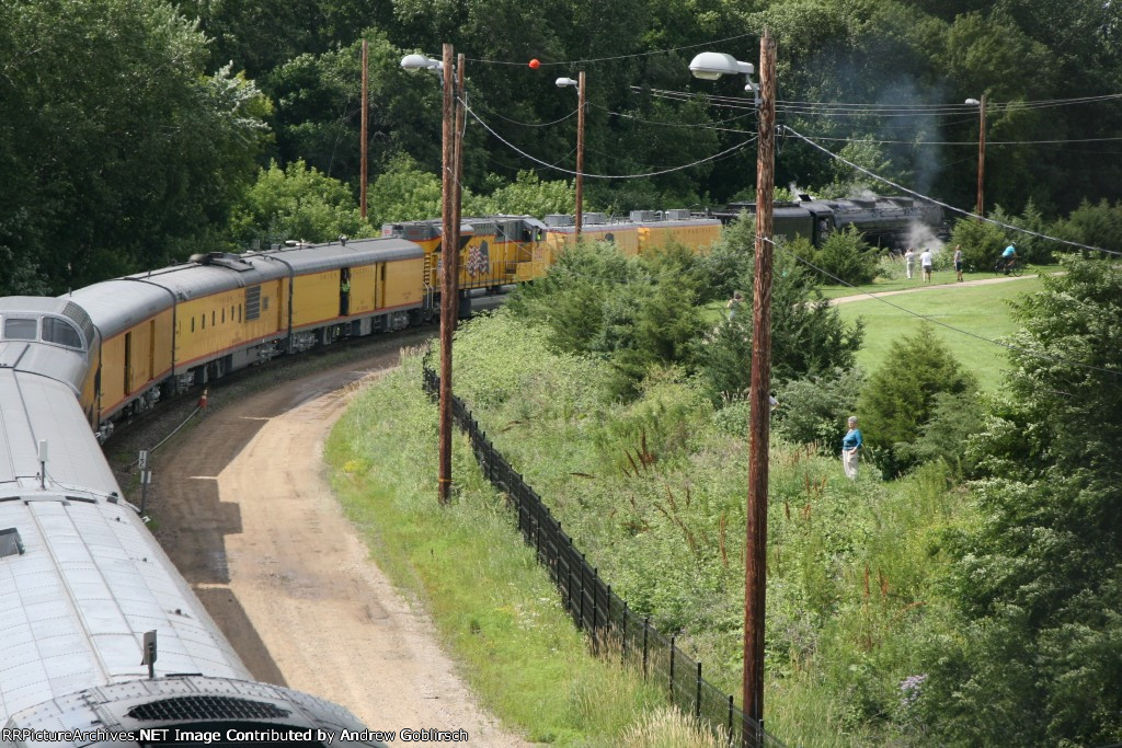 UP 4014, 3025, 814, 809, 6334, 209 + 5714 Behind Right Side